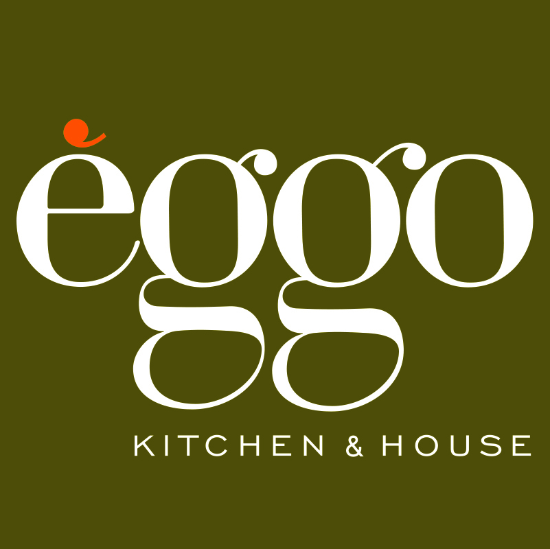 Logo blanc "èggø" avec un accent orange sur fond vert olive, suivi du texte "KITCHEN & HOUSE".