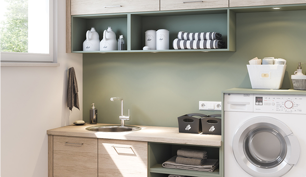 Une buanderie moderne avec une machine à laver blanche, un évier inox, des étagères vertes et des accessoires de rangement blancs et noirs.