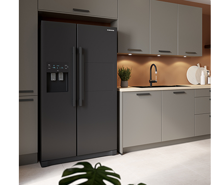 Une cuisine moderne avec un réfrigérateur noir à double porte, des placards gris et un plan de travail beige avec évier noir.