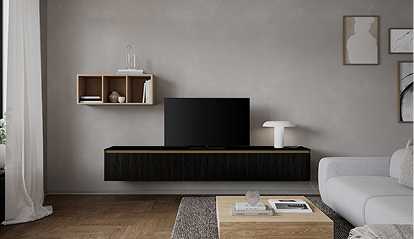 Meuble TV noir suspendu avec télévision, lampe blanche et étagère murale en bois. Canapé gris et table basse en bois clair avec décoration.