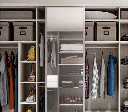 Une garde-robe avec des vêtements suspendus, des étagères contenant des chaussures, des boîtes de rangement et des sacs à main, le tout dans des tons neutres.