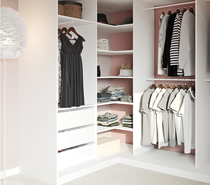 Une garde-robe blanche avec des vêtements suspendus, des étagères contenant des paniers, des vêtements pliés, et un lampadaire à plumes blanches.