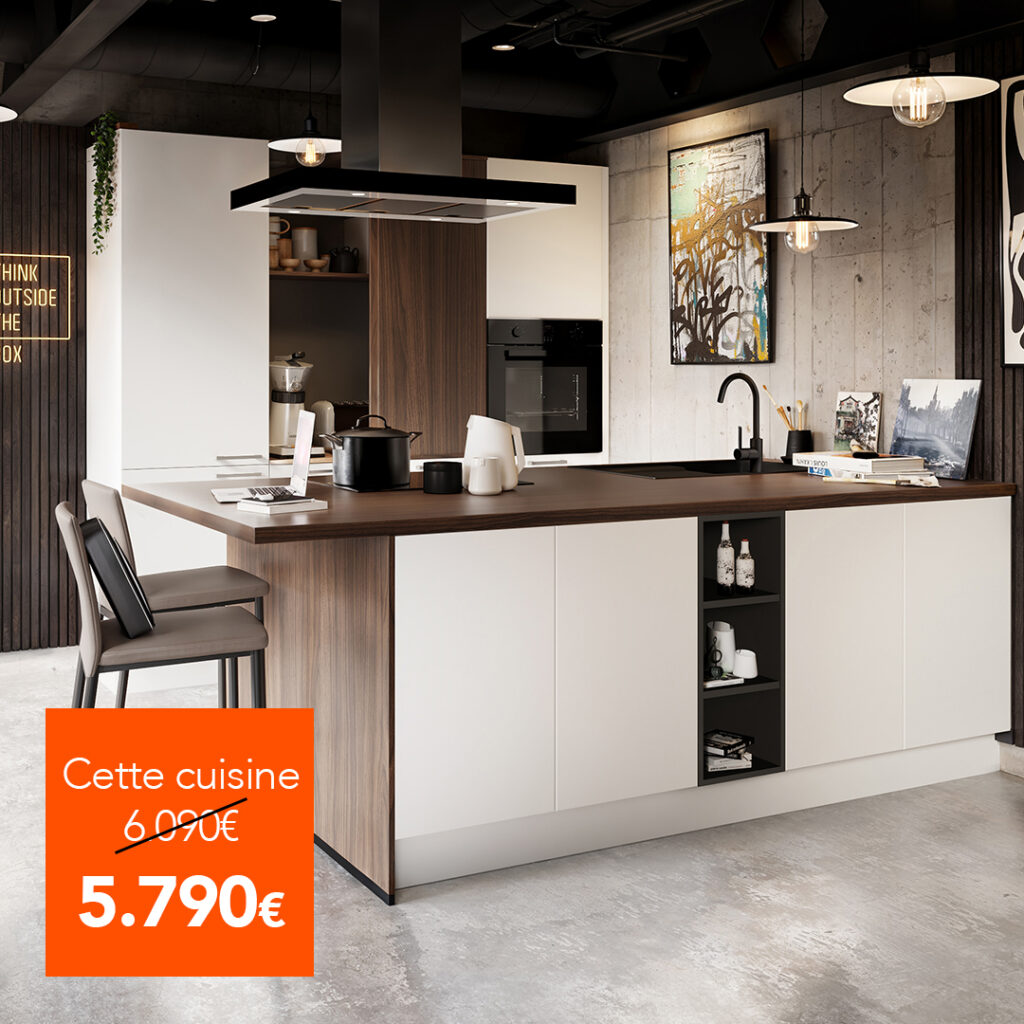 Promotions sur une cuisine moderne blanc et bois foncé avec îlot central, four encastré et hotte aspirante au plafond. Au prix de 5 790 € à la place de 6 090 €